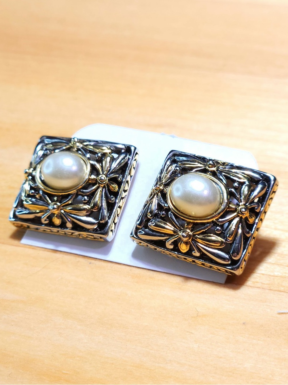 3/$25  EUC Oval Cream Color Faux Pearls Two Tone Floral Design Clip Earrings